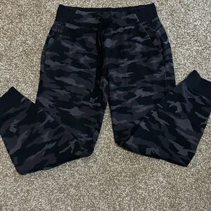 Athleta Triumph Printed Jogger Black Camo Lux
